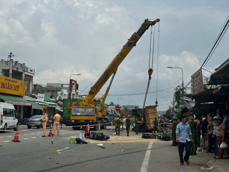 Xe cẩu được điều tới để xử lý hiện trường tai nạn.