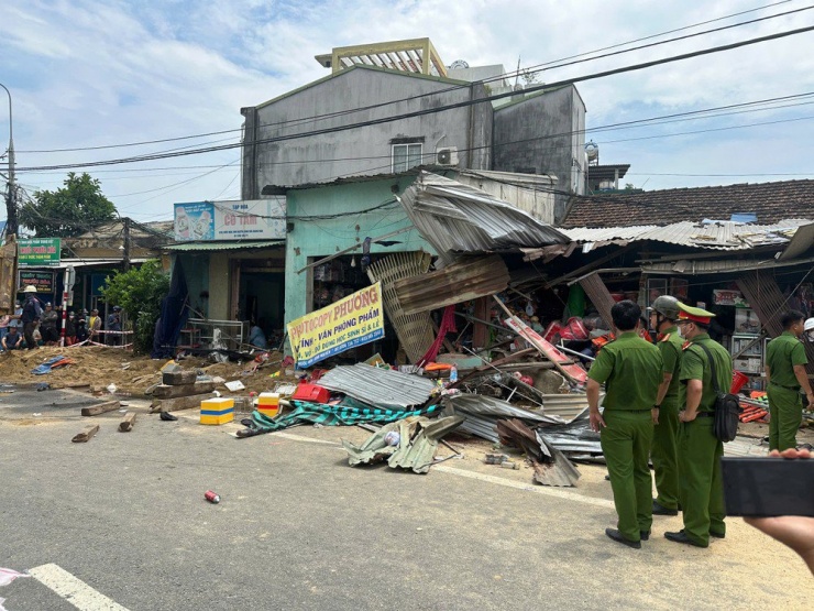 Dãy nhà sát quốc lộ bị tông hư hỏng.