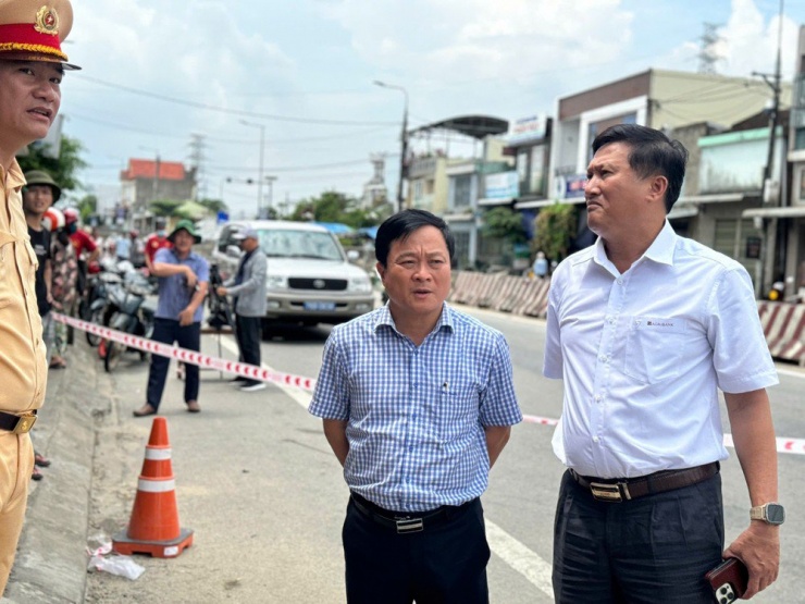  Giám đốc Sở Xây dựng tỉnh Quảng Ngãi Nguyễn Phúc Nhân (áo  ca-rô) có mặt tại hiện trường vụ tai nạn.  