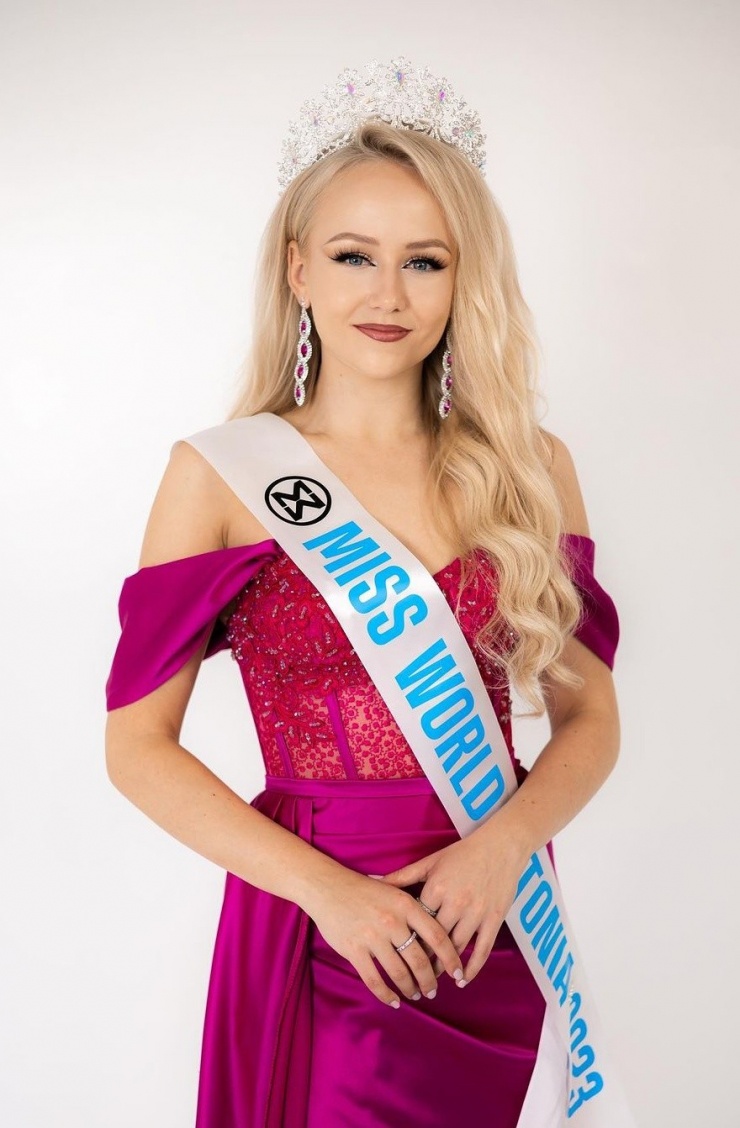 Eliise Randmaa, 24 tuổi, cao 1,74 m, tốt nghiệp ngành công nghệ thông tin, hiện là kỹ sư phần mềm. Cô nói thành thạo tiếng Anh và Nga. Tại cuộc thi, cô trình bày dự án nhân ái hướng tới giúp đỡ trại trẻ mồ côi.