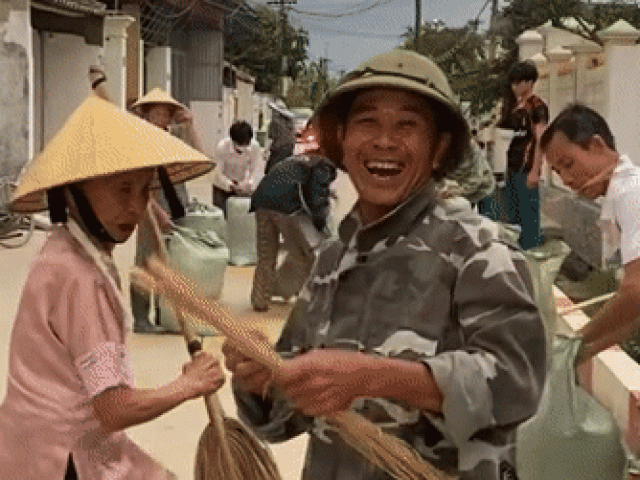 Cả xóm ở Thanh Hóa cùng nhau 'chạy lúa' trước mưa khiến dân mạng ấm lòng