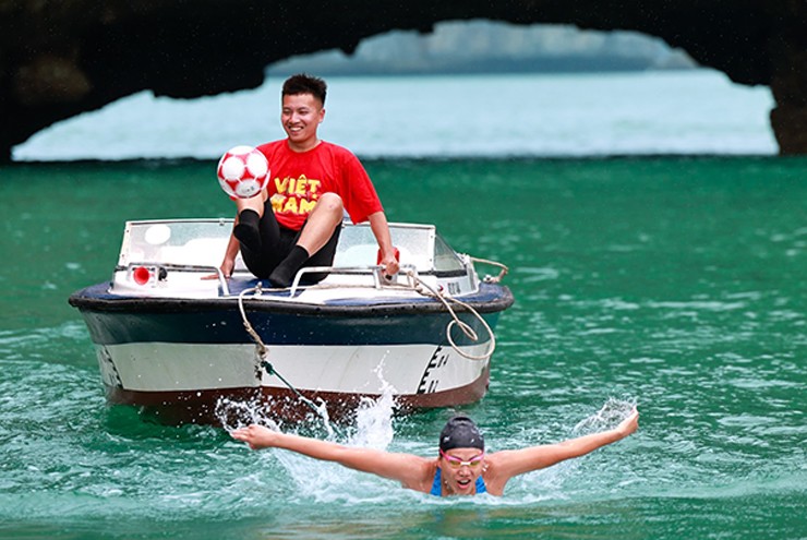 Kình ngư Ánh Viên lập kỷ lục có một không hai, vừa bơi biển vừa kéo thuyền độc lạ