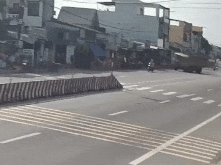 Ôtô lao vào nhà dân, tông nhiều người ở Quảng Ngãi