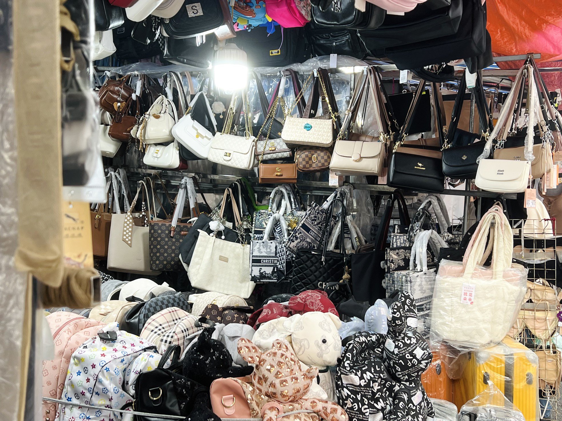Bên trong khu chợ bán đồ gắn mác Dior, Gucci, Adidas giá vài chục nghìn đồng - 6