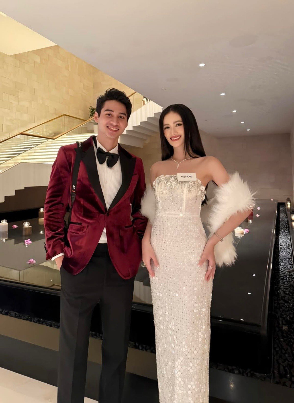 Ý Nhi lên bìa tạp chí Miss World cùng các đại diện Thái Lan, Úc và New Zealand - 2