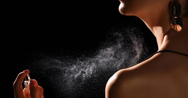 Các nhà khoa học gửi cảnh báo đến người dùng nước hoa