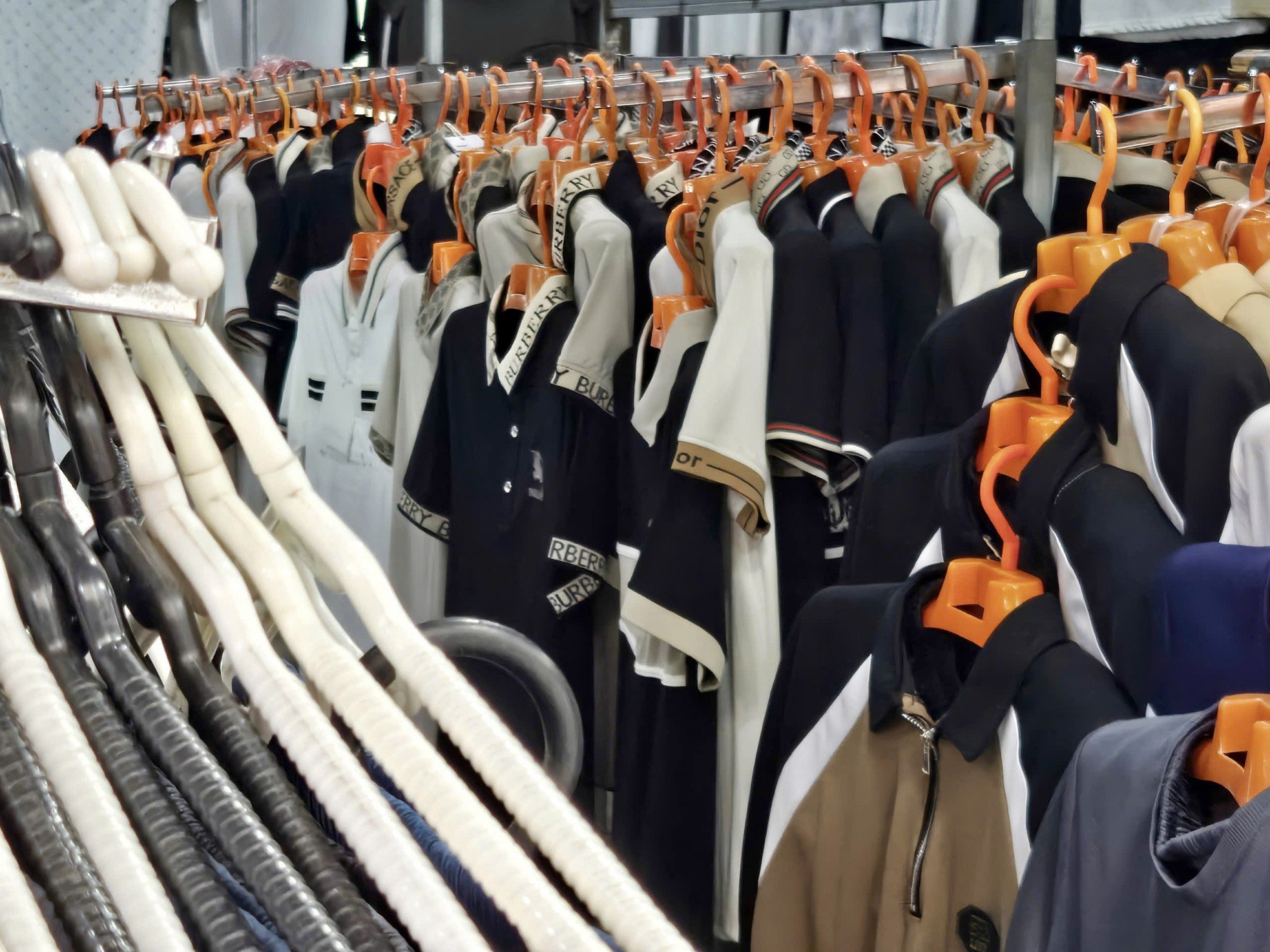 Bên trong khu chợ bán đồ gắn mác Dior, Gucci, Adidas giá vài chục nghìn đồng - 17