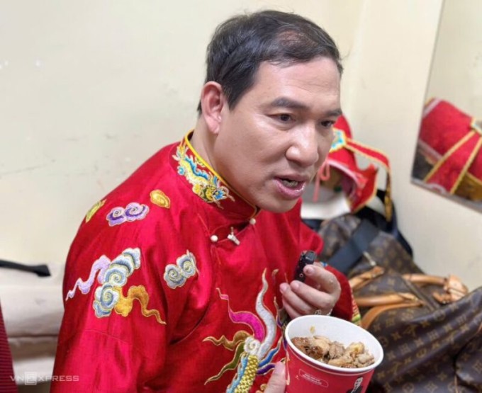 Quang Thắng, 57 tuổi, trong hậu trường ghi hình "Táo quân 2025''. Ảnh: Hà Thu