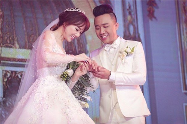 Trấn Thành và Hari Won kết hôn chỉ sau gần 1 năm bên nhau khiến nhiều người ngỡ ngàng.