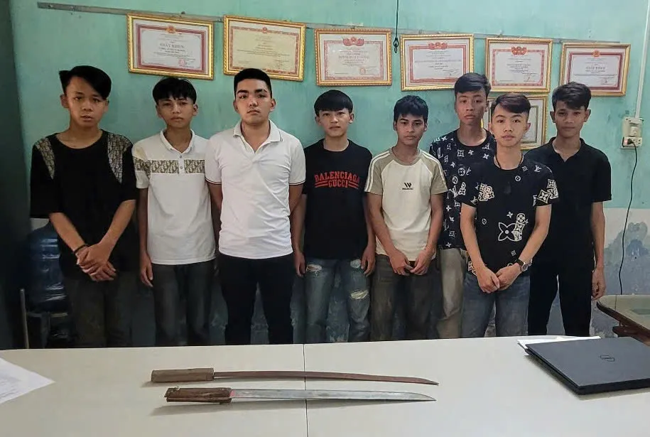 Tám thanh niên vô cớ chém người đi đường. Ảnh: CA