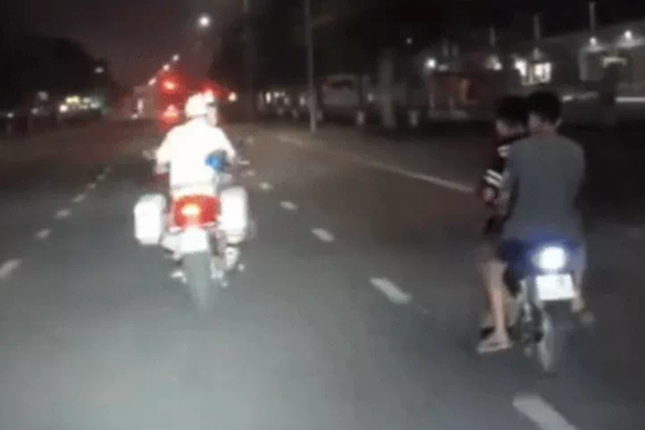 Xe máy kẹp 3 lạng lách, đánh võng, thách thức cảnh sát giao thông. Ảnh cắt từ video