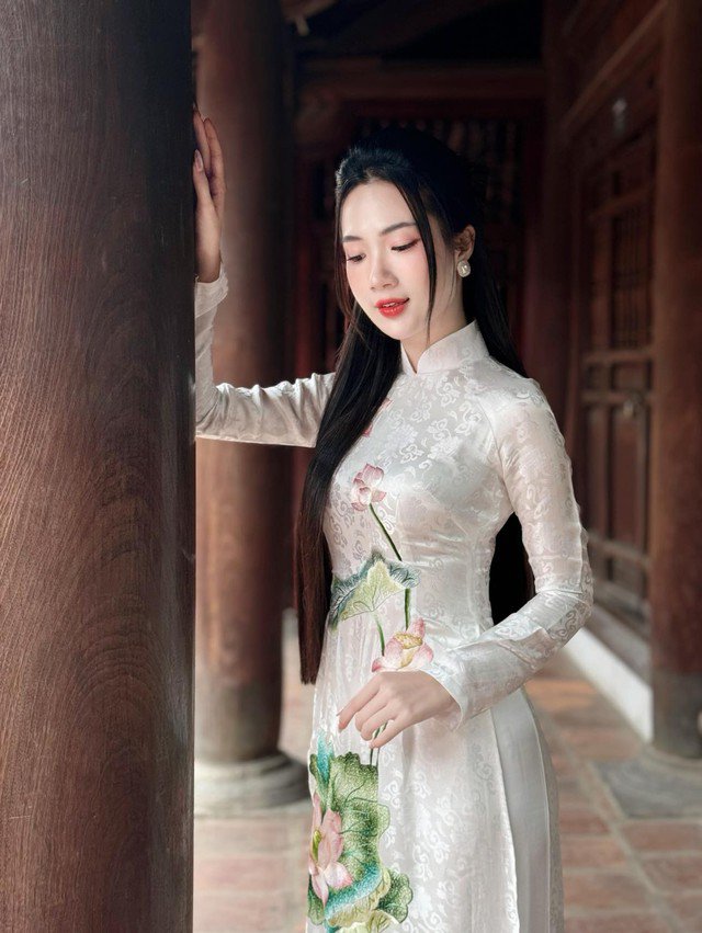 Dù đóng các vai góc cạnh, hư hỏng trong "Biệt dược đen", "Độc đạo" nhưng ngoài đời Thanh Huế được nhận xét là người dịu dàng, xinh xắn.