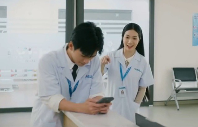Bên cạnh đó, Thảo có mối tình đơn phương nhưng rất sâu đậm với Nguyên (diễn viên Trần Nghĩa). Trong khi đó Nguyên và An lại có tình cảm thầm kín với nhau. Nhân vật Thảo vấp phải sự thờ ơ của Nguyên và dù được An giúp đỡ, nhưng Thảo đã sớm nhận ra mình đang xen vào tình cảm của người khác. Thảo từng đau khổ, vùi mình vào công việc, học tập đến mức kiệt sức ngất xỉu.