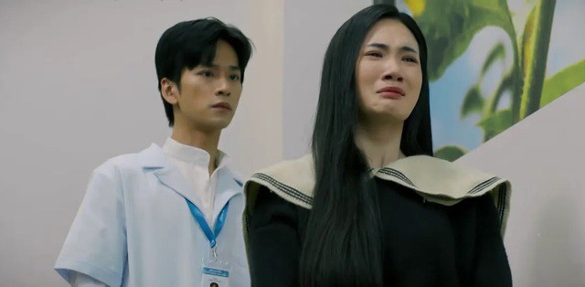Phim "Cha tôi, người ở lại" đang đi về chặng cuối. Nhân vật Thảo dù có những tranh cãi khác nhau, song cô là người đáng thương chứ không đáng ghét như vậy, bởi luôn sống với tình cảm thật của mình dù bị Nguyên phũ phàng từ chối hay An không giữ lời... Không ít ý kiến cho rằng, cần một kết thúc có hậu đối với nhân vật Thảo bởi cô chưa có bất cứ lúc nào hạnh phúc kể từ khi trưởng thành. Thảo xứng đáng có được tình cảm của một người đàn ông phù hợp với mình.