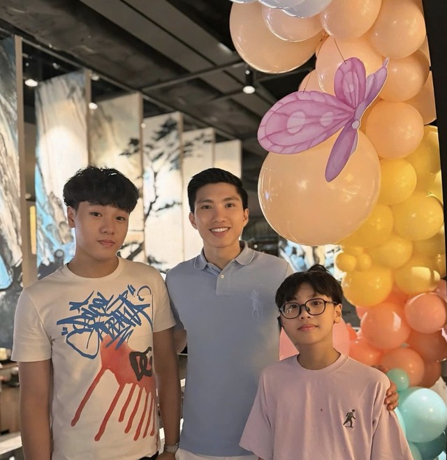 Không chỉ vậy, em trai Doãn Hải My là Doãn Hoàng Minh thường xuyên đăng ảnh cùng anh rể, thể hiện sự tôn trọng và quý mến. Ở những dịp gia đình tụ họp hay những khoảnh khắc đời thường, Văn Hậu luôn xuất hiện bên vợ con và hai cậu em trai của Hải My – Doãn Hoàng Minh và em út Doãn Hải Lâm.