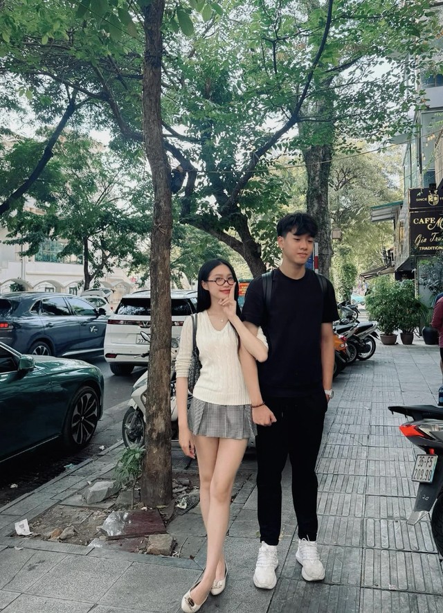 Em trai Doãn Hải My hiện đang học cấp 3, được cho là sở hữu vóc dáng khá đồng đều với anh rể. Trong một số khung hình chụp cùng chị gái, Minh Hoàng thể hiện chiều cao vượt trội.