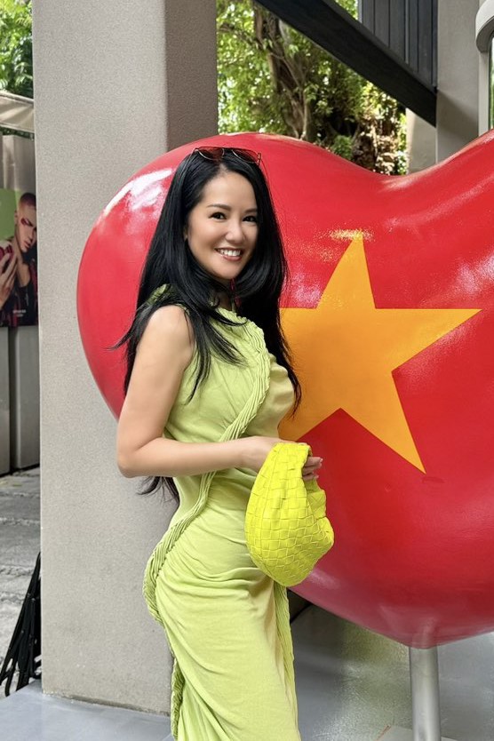 Trang phục ôm sát đường cong, làm nổi bật vòng eo thon của mẹ hai con. Dù tăng cân vì tác dụng phụ của thuốc, Hồng Nhung vẫn giữ được vóc dáng gợi cảm tuổi 55.