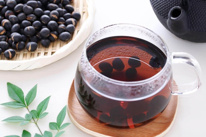 Đậu đen có vị ngọt, tính bình, quy vào thận; dùng lâu ngày giúp bổ thận, giải độc, thanh nhiệt.
