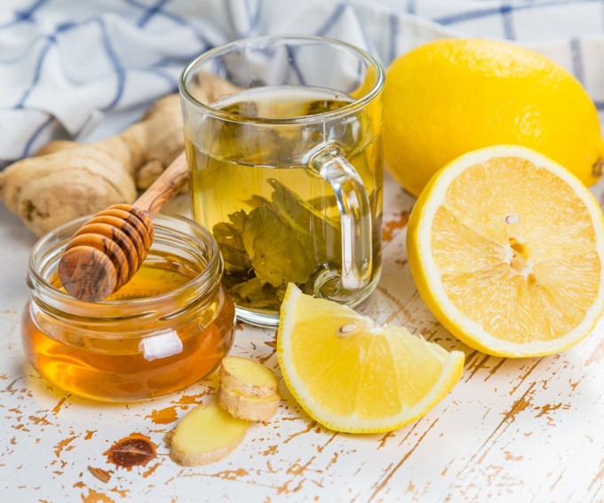 Gừng có tính ấm, đi vào tỳ - vị - thận, có tác dụng bổ thận dương, giúp tuần hoàn máu tốt hơn.