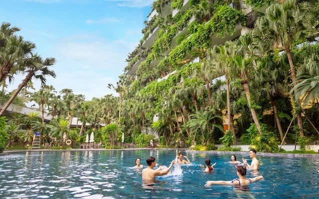 Một số khu còn tổ chức hoạt động chèo thuyền kayak, đạp xe quanh hồ, tiệc BBQ riêng tư cho các nhóm bạn hoặc gia đình. Không gian rộng rãi và khí hậu trong lành khiến nơi đây được ví như “ốc đảo” gần thủ đô. Ảnh Tâm Anh