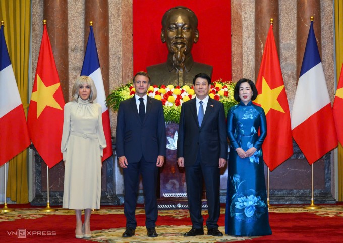 Chủ tịch nước Lương Cường và phu nhân chụp ảnh cùng Tổng thống Pháp Emmanuel Macron và phu nhân trước hội đàm. Ảnh: Giang Huy