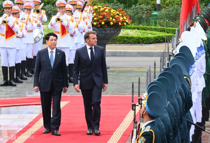 Chủ tịch nước Lương Cường và Tổng thống Emmanuel Macron duyệt đội danh dự tại Phủ Chủ tịch ngày 26/5. Ảnh: Giang Huy
