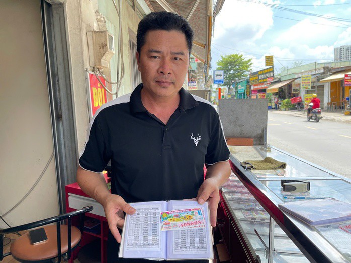 Ông Trình và tờ vé số giả.