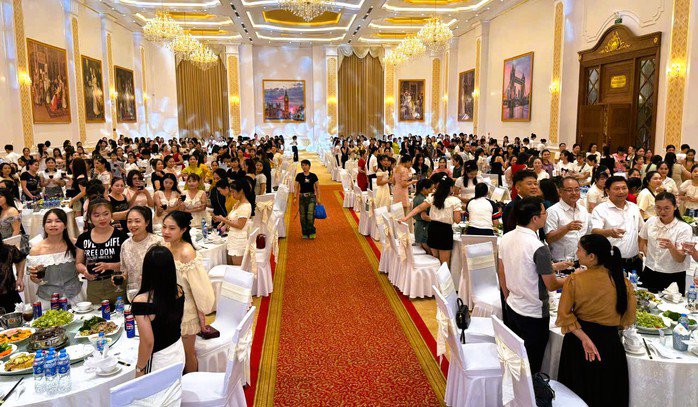 Quang cảnh công nhân được Công ty TNHH Sakurai Việt Nam mời cơm tại nhà hàng hạng sang nhất nhì TP Thanh Hóa. Ảnh: LĐLĐ tỉnh Thanh Hóa
