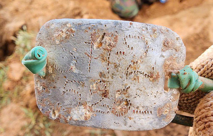 Dòng chữ khắc trên biển nhỏ bằng nhôm. Ảnh: Duy Đông