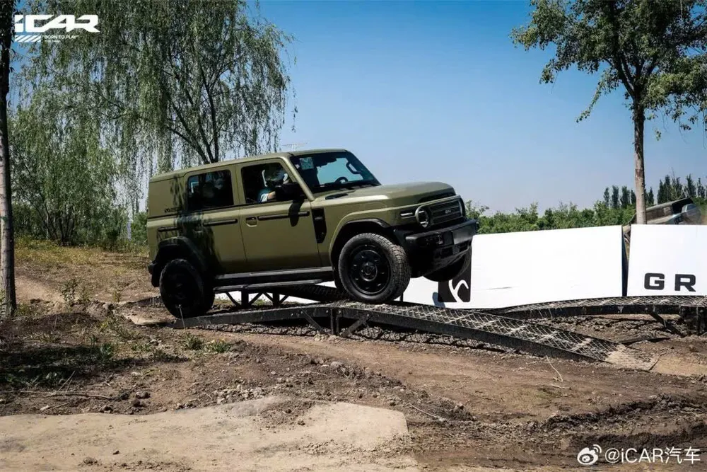 Chiếc SUV cổ điển hầm hố này trông như sự kết hợp hoàn hảo giữa Land Rover Defender và Suzuki Jimny, được thiết kế với những đường nét thẳng mạnh mẽ đầy cá tính. Ảnh: iCar.