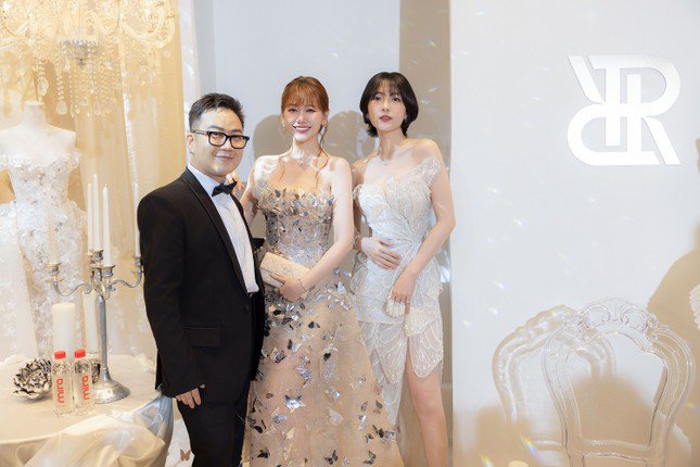 Trong show váy cưới Thu Đông 2025 của Chung Thanh Phong vừa diễn ra, rất nhiều sao Việt có mối quan hệ thân thiết với nhà thiết kế đình đám này đã có mặt để ủng hộ anh. Và không ít nghệ sĩ đã biến hình ngoạn mục đến nỗi khán giả nhận không ra.