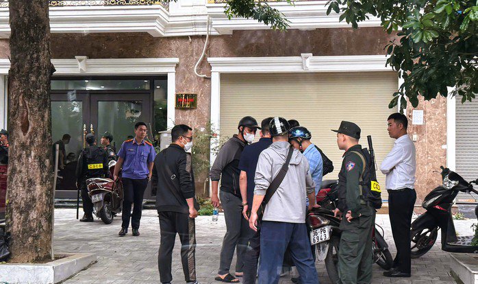Hình ảnh cảnh sát xuất hiện tại một căn nhà trên đường Bùi Khắc Nhất, phường Đông Hương, TP Thanh Hóa, trưa nay 26-5