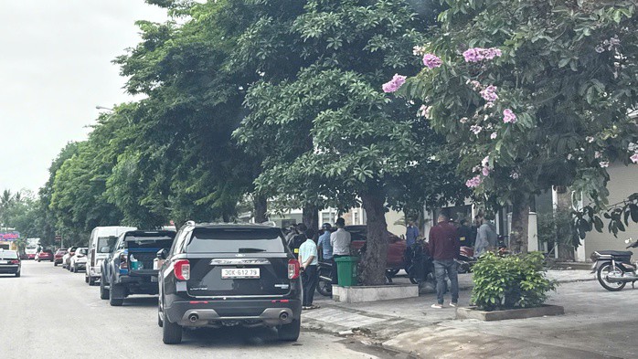 Việc khám xét gây chú ý tới nhiều người dân ở Thanh Hóa