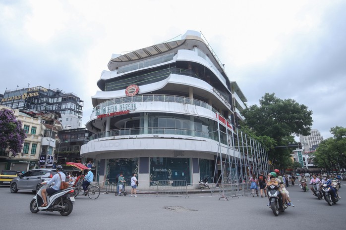 Toà nhà đang quây rào chuẩn bị cho công tác phá dỡ