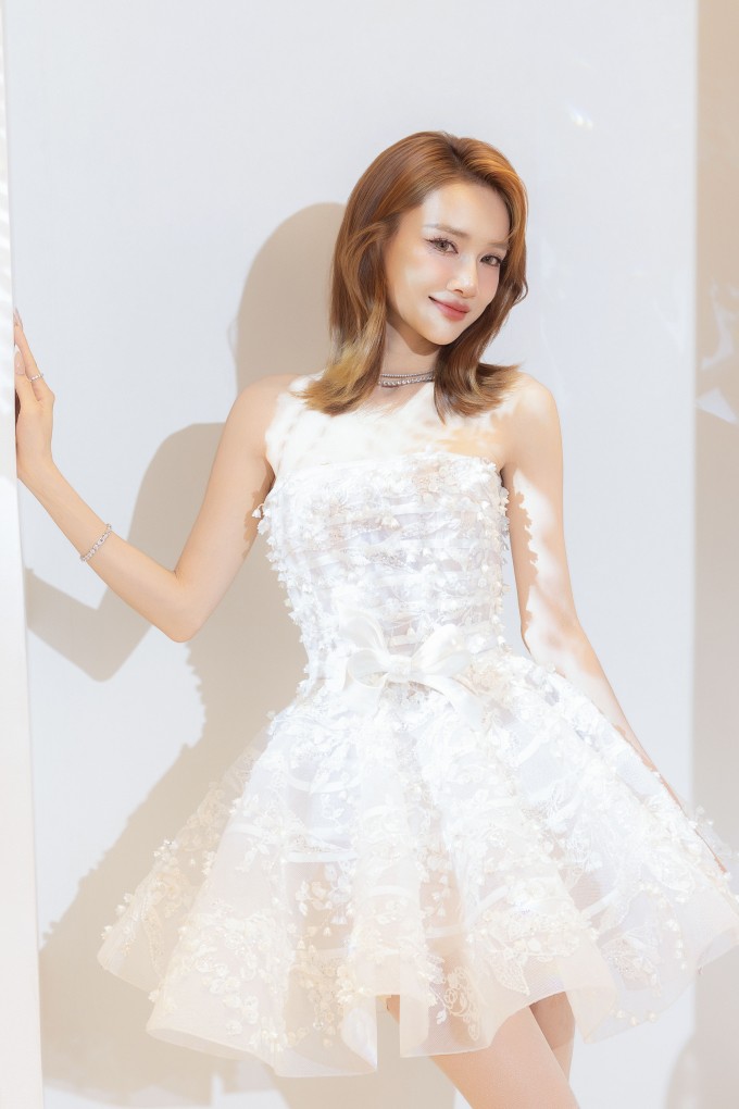 Nhã Phương diện đầm quây như công chúa khi dự show Chung Thanh Phong.