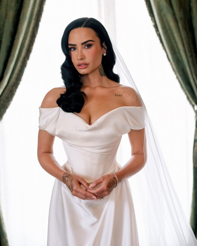 Demi Lovato quyến rũ trong chiếc váy cưới của Vivienne Westwood. Ảnh: Vogue