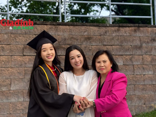 Tú Linh hạnh phúc vì có hai người mẹ.