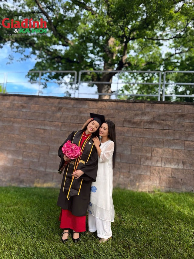 Hai mẹ con Thanh Thanh Hiền tại lễ tốt nghiệp đại học.