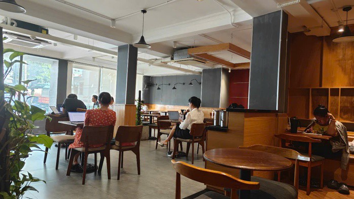 Khách hàng ngồi cà phê The Coffee House sử dụng laptop khá nhiều