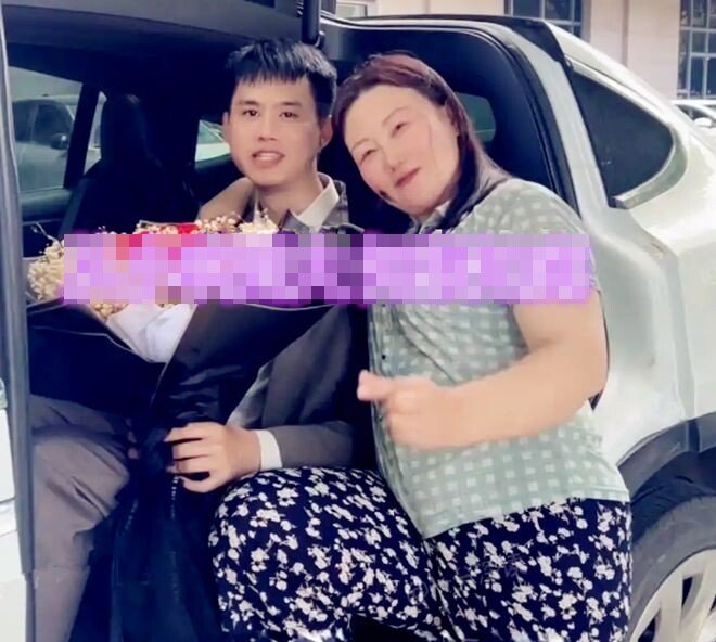 Thiếu gia nhà giàu cưới giúp việc lớn hơn 20 tuổi, bị mẹ phản đối, anh chàng nói đúng một câu - 2
