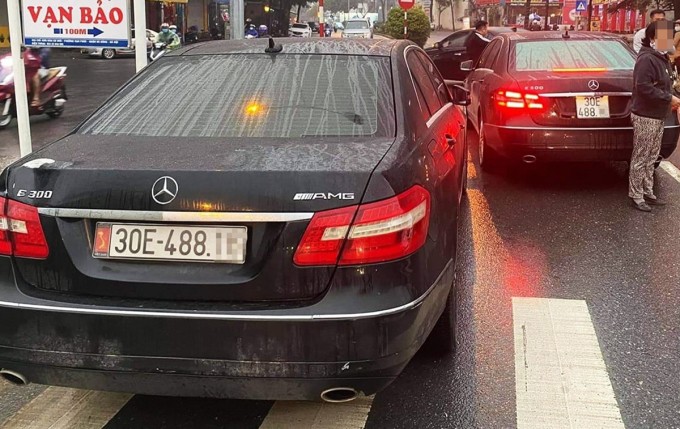 Hai xe Mercedes cùng biển số 