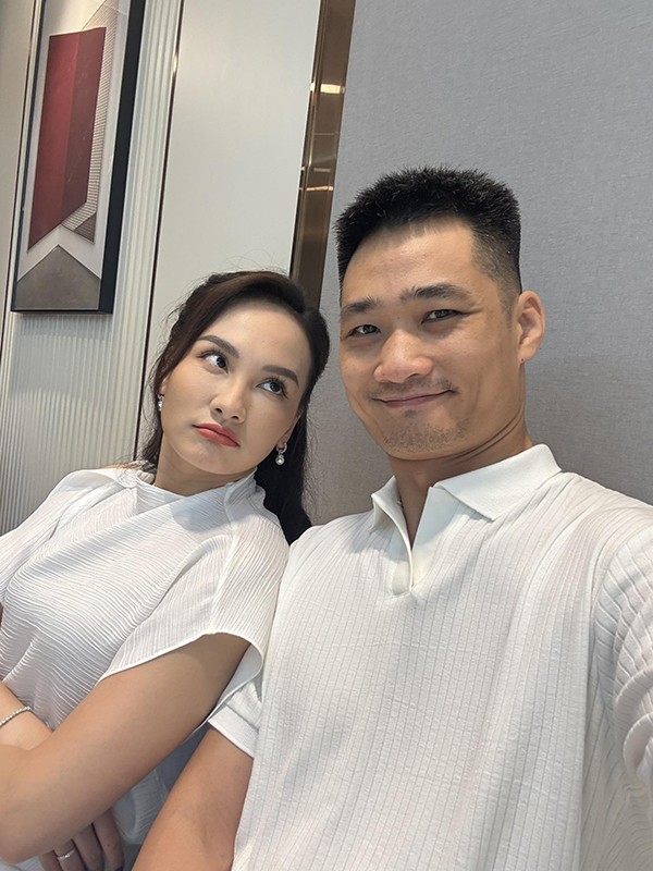 Chồng Bảo Thanh khoe hình ảnh hạnh phúc bên vợ.