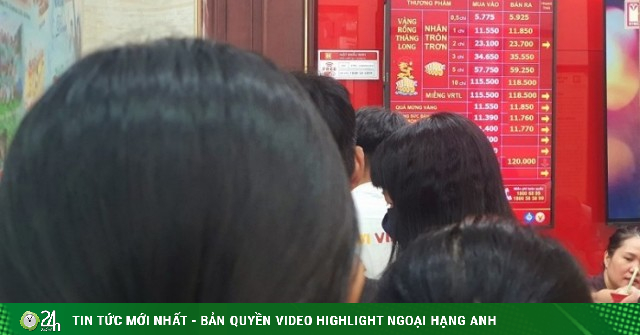 Giá vàng chiều nay 26/5: Lao dốc không phanh, tiệm vàng xả hàng, bất ngờ lượng khách đến mua bán