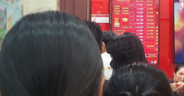 Giá vàng chiều nay 26/5: Lao dốc không phanh, tiệm vàng xả hàng, bất ngờ lượng khách đến mua bán