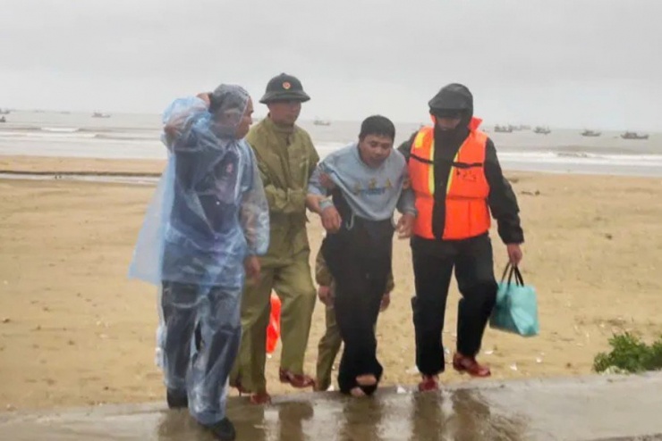 Huy động trực thăng đi tìm kiếm, 10 thuyền viên bị chìm tàu trên biển ...