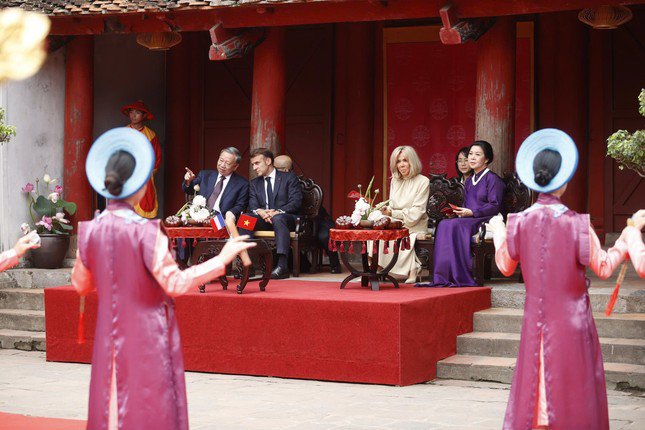Tổng Bí thư Tô Lâm và Tổng thống Pháp Emmanuel Macron cùng hai Phu nhân xem biểu diễn nghệ thuật truyền thống của Việt Nam. Ảnh: Nhật Minh Tổng Bí thư Tô Lâm và Tổng thống Pháp Emmanuel Macron cùng hai Phu nhân xem biểu diễn nghệ thuật truyền thống của Việt Nam. Ảnh: Nhật Minh