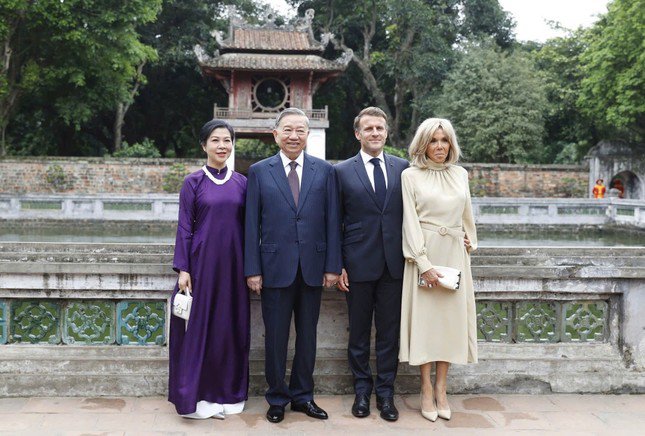 Tổng Bí thư Tô Lâm cùng Tổng thống Pháp Emmanuel Macron và hai Phu nhân chụp ảnh chung trong khu di tích Văn Miếu - Quốc Tử Giám. Ảnh: Nhật Minh Tổng Bí thư Tô Lâm cùng Tổng thống Pháp Emmanuel Macron và hai Phu nhân chụp ảnh chung trong khu di tích Văn Miếu - Quốc Tử Giám. Ảnh: Nhật Minh