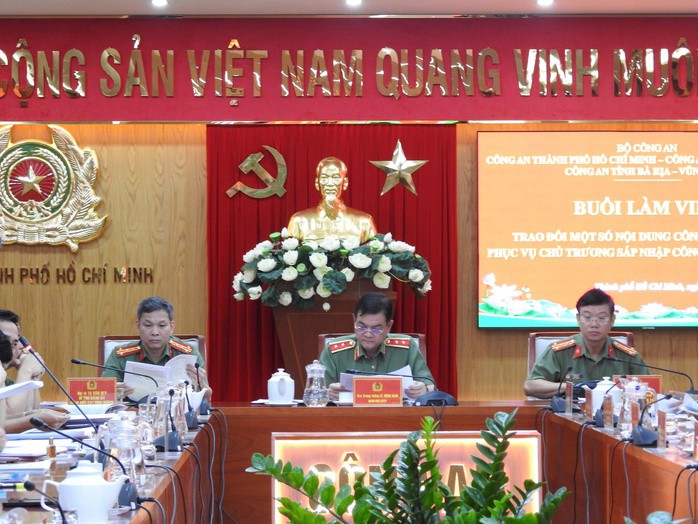 Trung tướng Lê Hồng Nam, Đại tá Vũ Như Hà và Đại tá Tạ Văn Đẹp đồng chủ trì buổi làm việc.