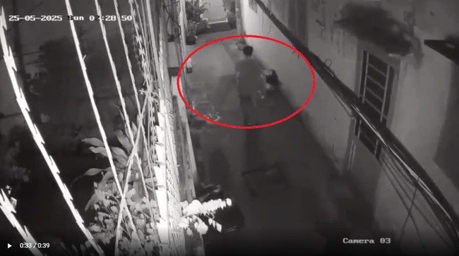 Camera ghi lại hình ảnh ông N.N.C đến con hẻm nơi xảy ra vụ việc.