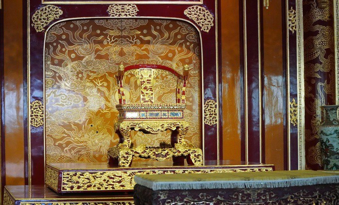Chiếc ngai vua triều Nguyễn phục chế với tỉ lệ 1:1 đã được đưa vào thay thế phục vụ khách tham quan.